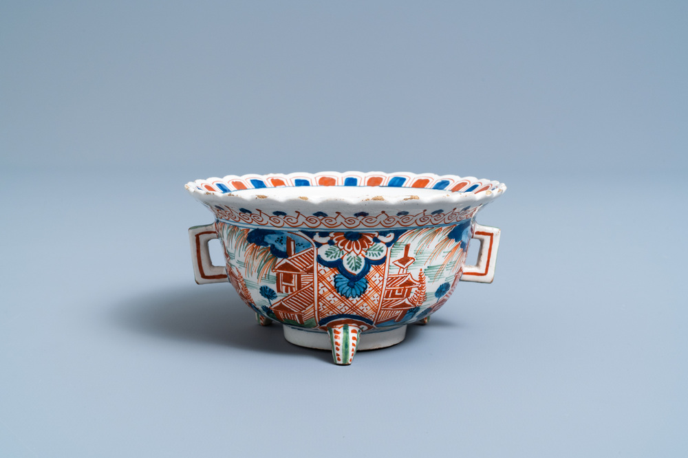 A Dutch Delft cashmere palette tripod bowl, 1st quarter 18th C.