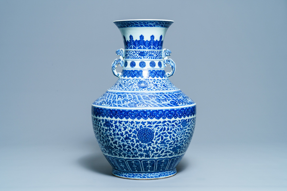 Un grand vase de forme 'hu' en porcelaine de Chine en bleu et blanc, marque de Qianlong, 19&egrave;me