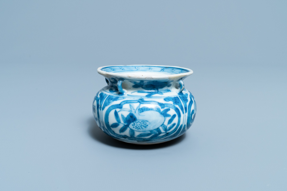 Un petit br&ucirc;le-parfum en porcelaine de Chine en bleu et blanc &agrave; d&eacute;cor de symboles taoistes, Ming