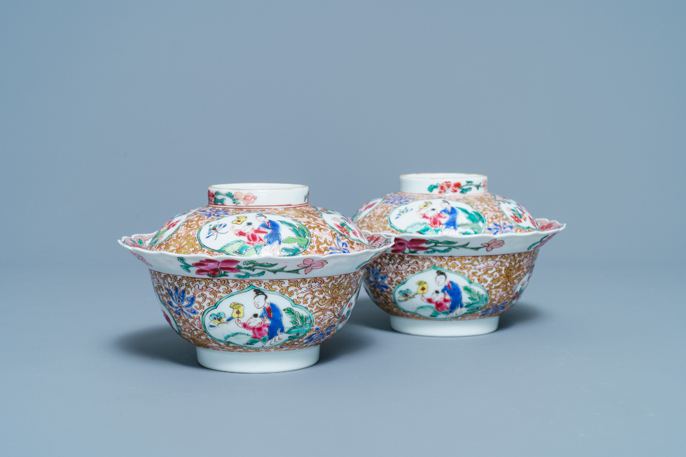 Une paire de bols couverts en porcelaine de Chine famille rose, Yongzheng