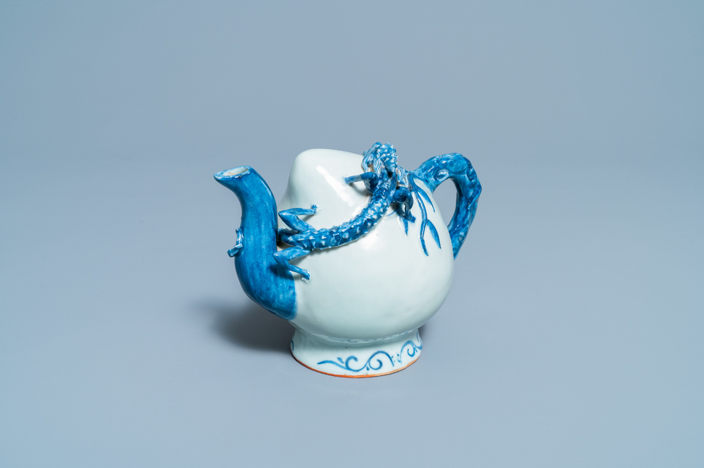 Een Chinese blauw-witte perzikvormige cadogan theepot, 19e eeuw