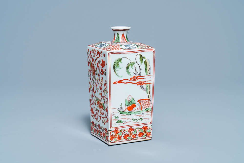 Een vierkante Japanse Ko-Imari fles voor sake, Edo, 18e eeuw