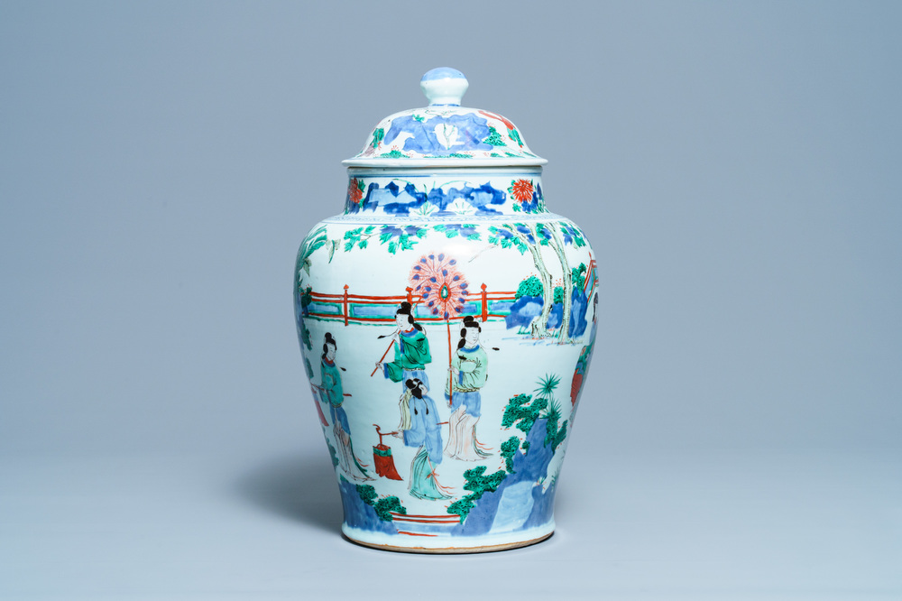 Un grand vase couvert en porcelaine de Chine wucai, &eacute;poque Transition