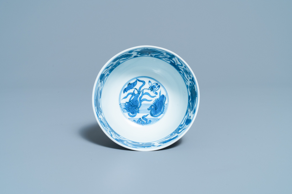 Een Chinese blauw-witte 'mandarijneenden' kom met mat-geglazuurde buitenkant, Fu merk, Ming