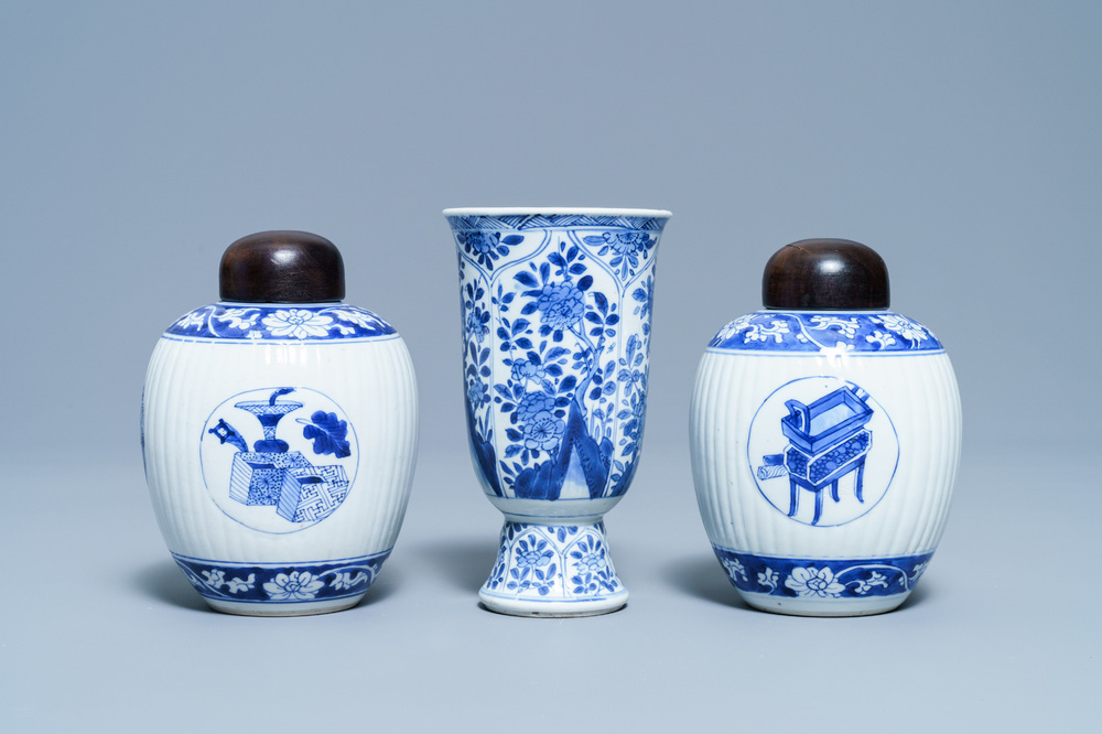 Een paar Chinese blauw-witte theebussen en een beker op voet, Kangxi