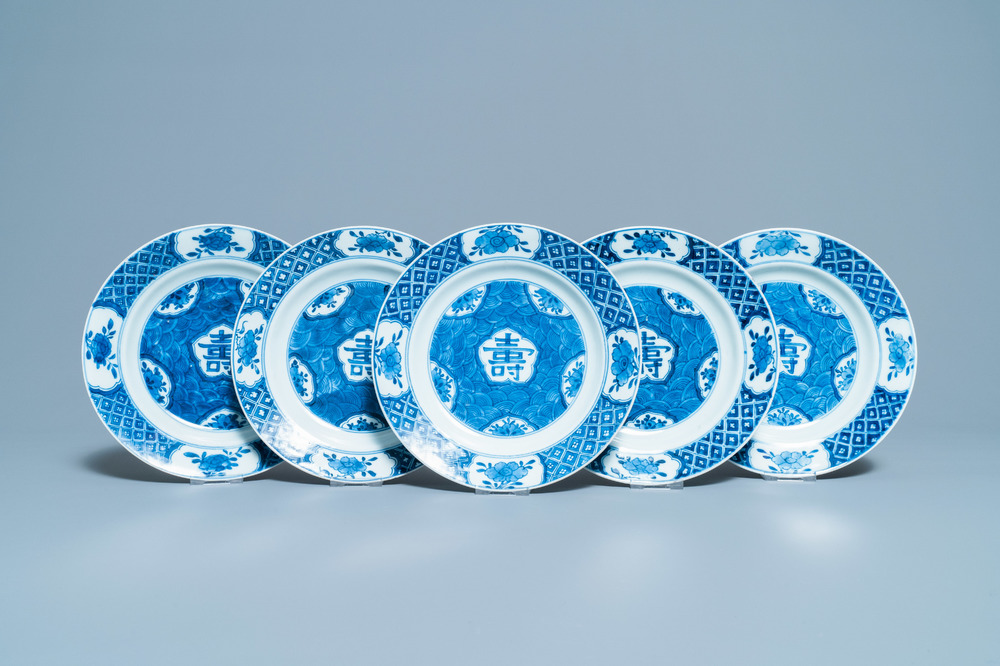 Cinq assiettes 'Shou' en porcelaine de Chine en bleu et blanc, Kangxi