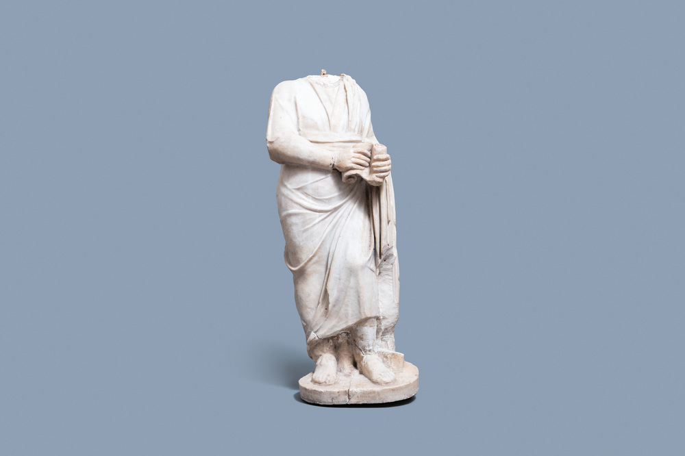 Une figure romaine en marbre figurant un philosophe au rouleau de parchemin, ca. 2&egrave;me si&egrave;cle