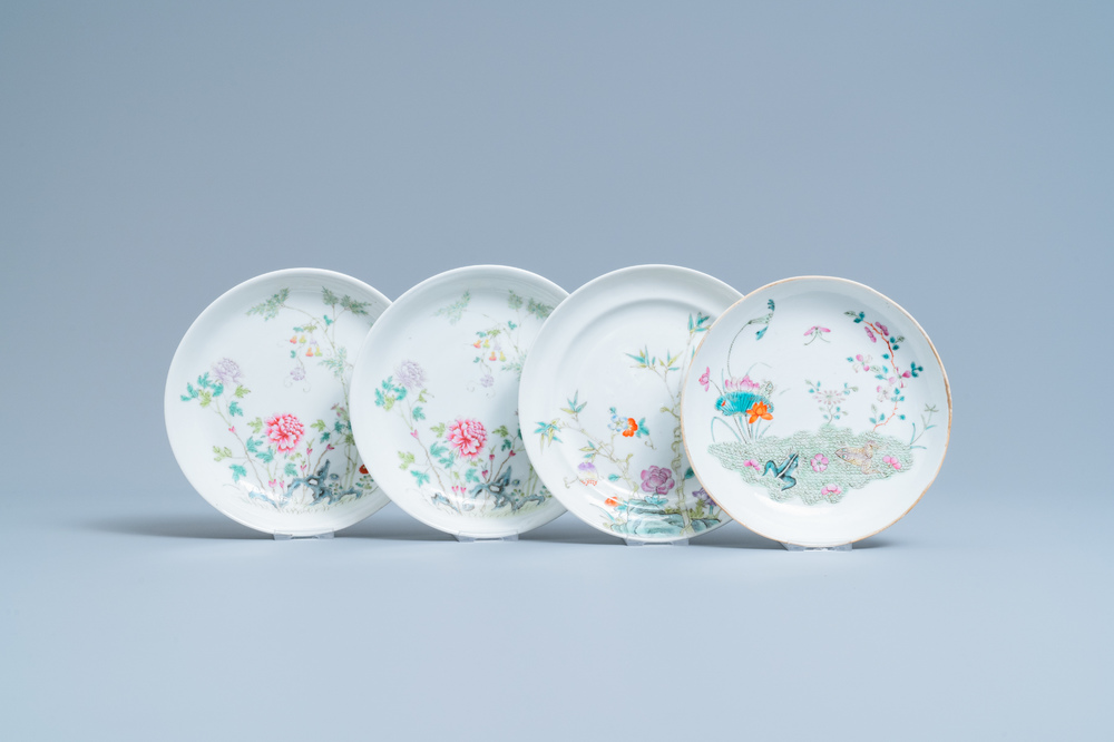 Quatre assiettes en porcelaine de Chine famille rose dont trois marque et &eacute;poque de Guangxu