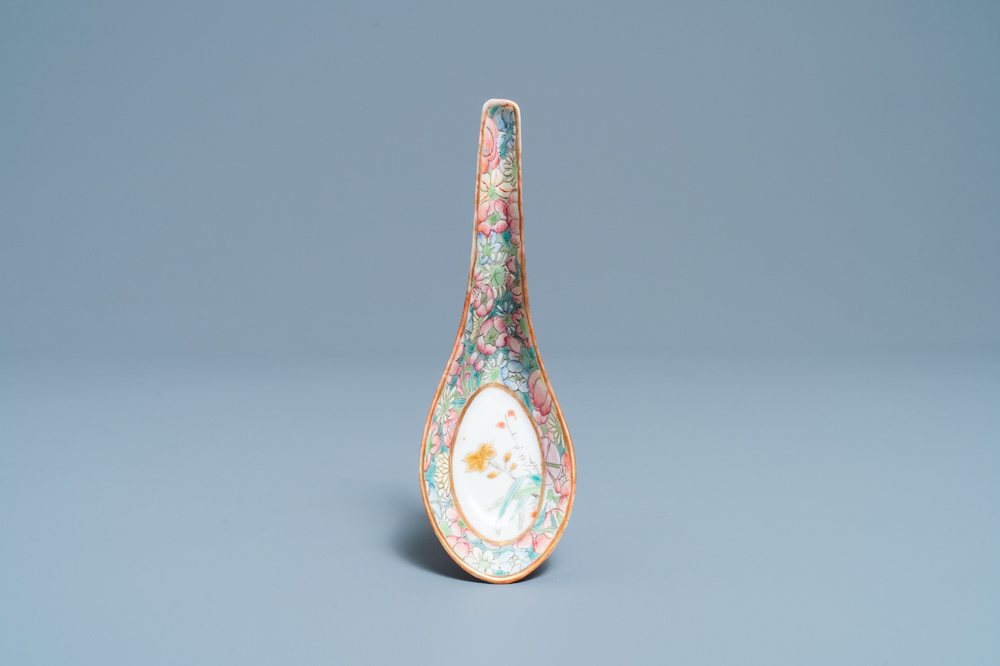 Une cuill&egrave;re en porcelaine de Chine famille rose &agrave; d&eacute;cor 'millefleurs', marque de Juren Tang Zhi, R&eacute;publique