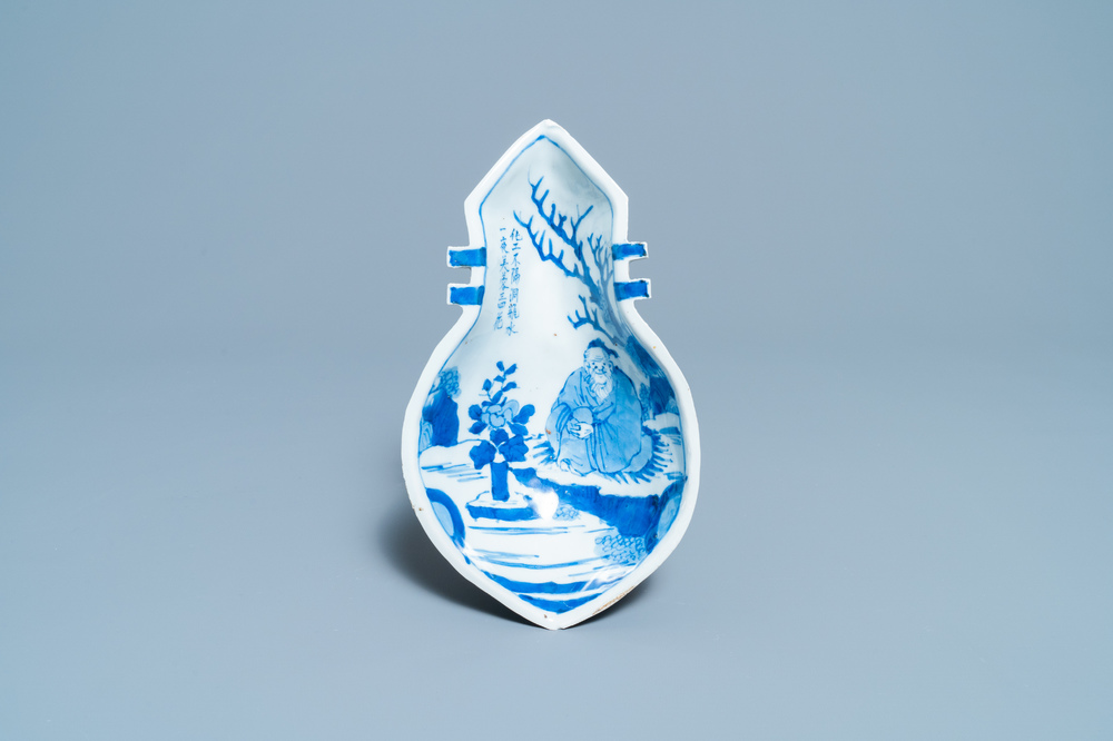 Een Chinees blauw-wit ko-sometsuke bord voor de Japanse markt in de vorm van een luit, Tianqi
