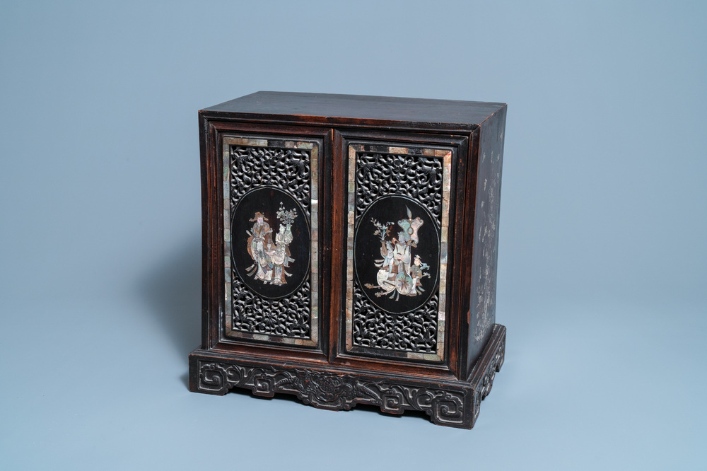 Een houten tweedeurskabinet met inlegwerk van parelmoer, China of Vietnam, 19e eeuw