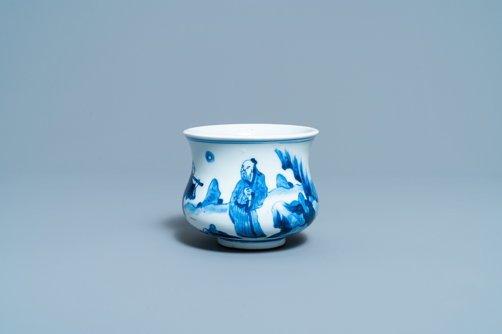 Un br&ucirc;le-parfum en porcelaine de Chine en bleu et blanc &agrave; d&eacute;cor de figures dans un paysage, Kangxi