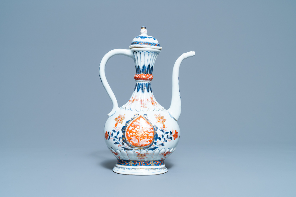 Une verseuse de type 'aftaba' en porcelaine de Chine de style Imari pour le march&eacute; islamique, Kangxi
