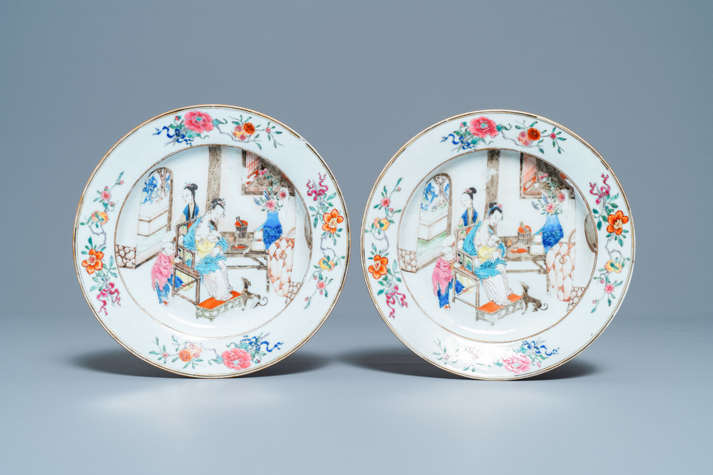 Une paire d'assiettes en porcelaine de Chine famille rose &agrave; d&eacute;cor d'une femme allaitante, Yongzheng