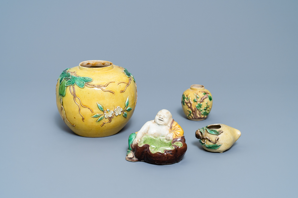Twee Chinese gele en verte biscuit potjes, een figuur van Boeddha en een perzikvormige penselenwasser, 19/20e eeuw