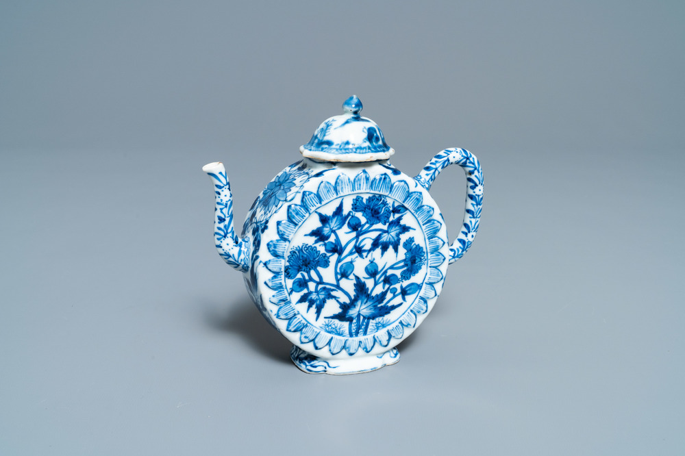 Een zeldzame cirkelvormige Chinese blauw-witte theepot, Kangxi