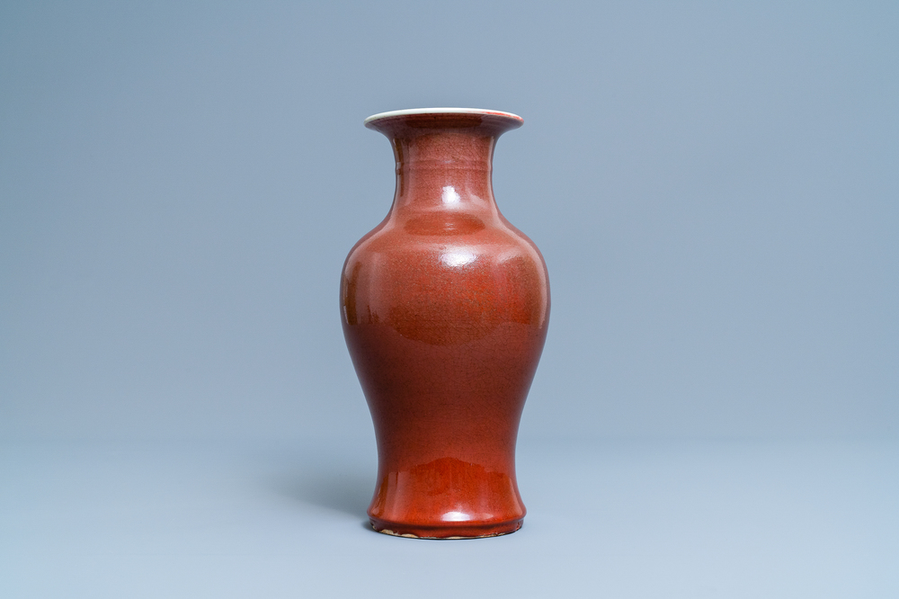 Een Chinese monochrome sang-de-boeuf vaas, 19e eeuw