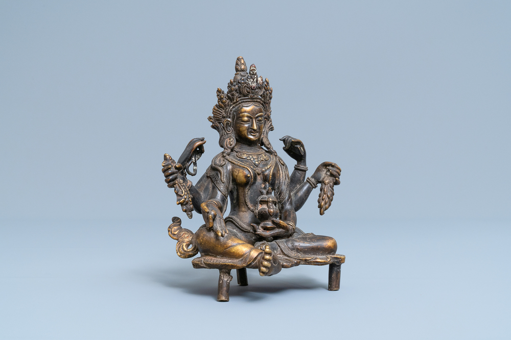 Een Nepalese massieve bronzen figuur van Vasudhara, 19e eeuw