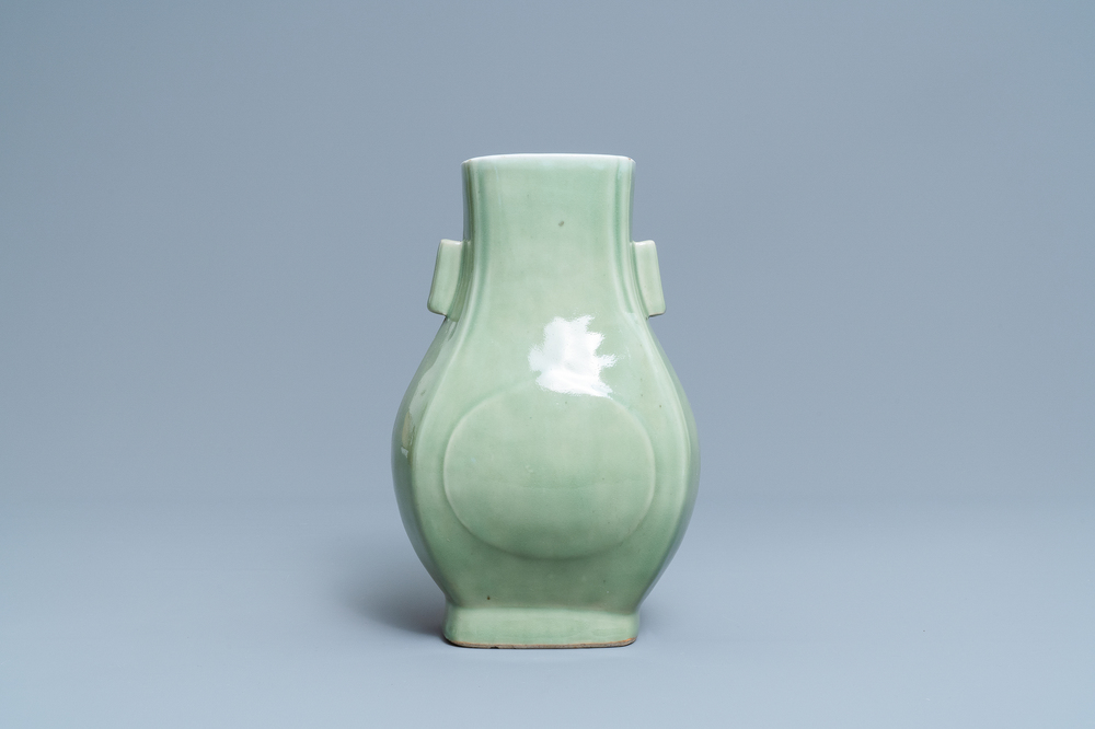 Een Chinese monochrome celadon 'fanghu' vaas, Qianlong merk en periode