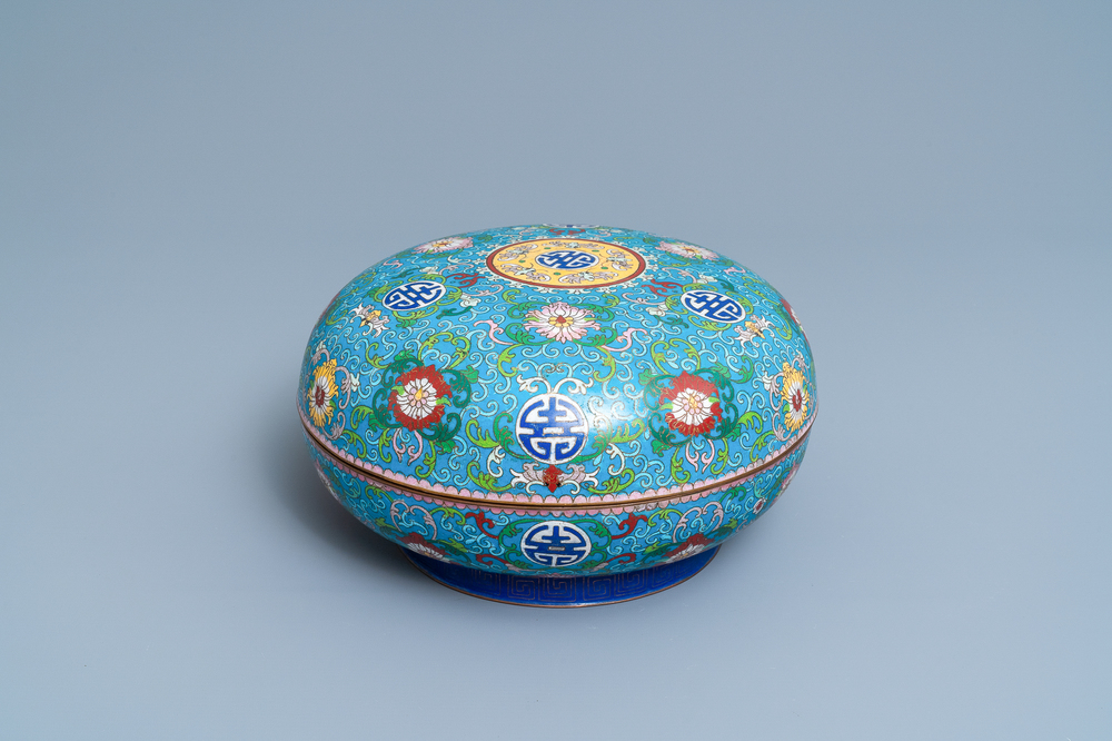 Een ronde Chinese cloisonn&eacute; dekseldoos, 19e eeuw