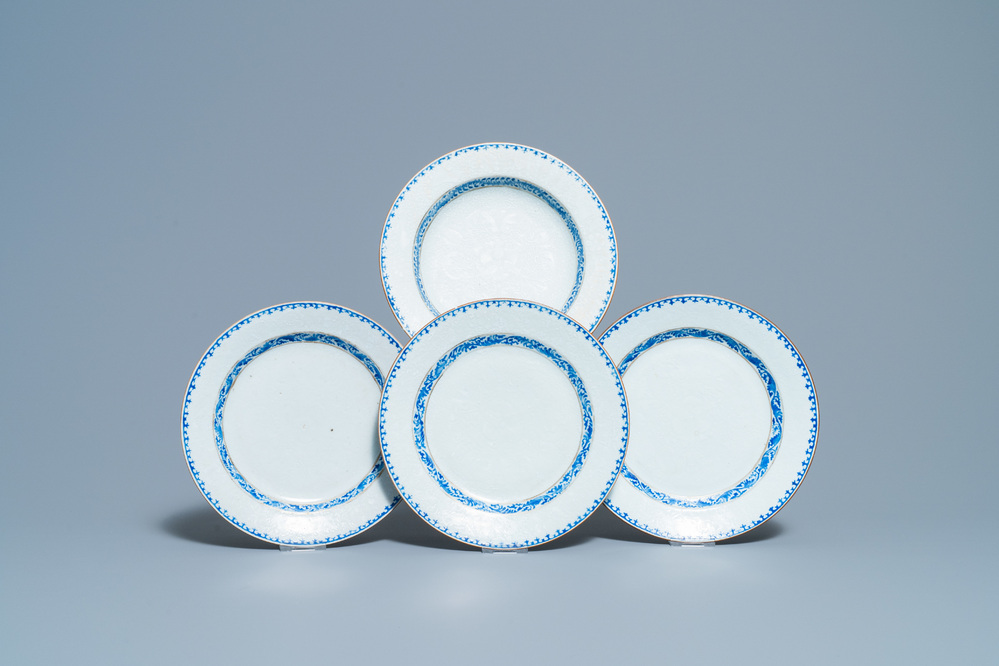 Quatre assiettes en porcelaine de Chine en bleu et blanc &agrave; d&eacute;cor bianco sopra bianco, Yongzheng/Qianlong