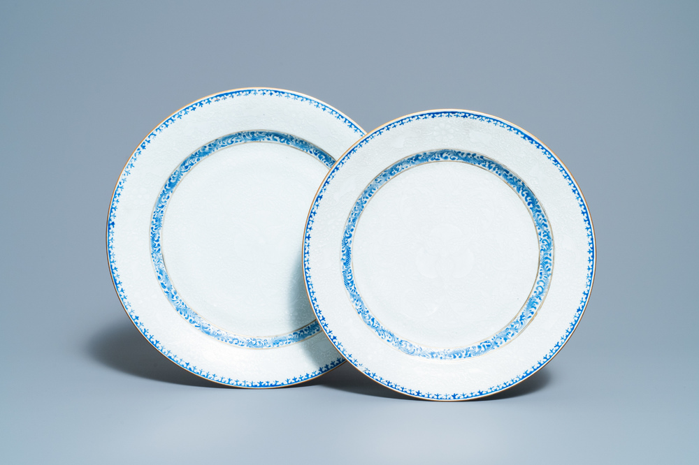 Twee Chinese blauw-witte bianco-sopra-bianco schotels, Yongzheng/Qianlong