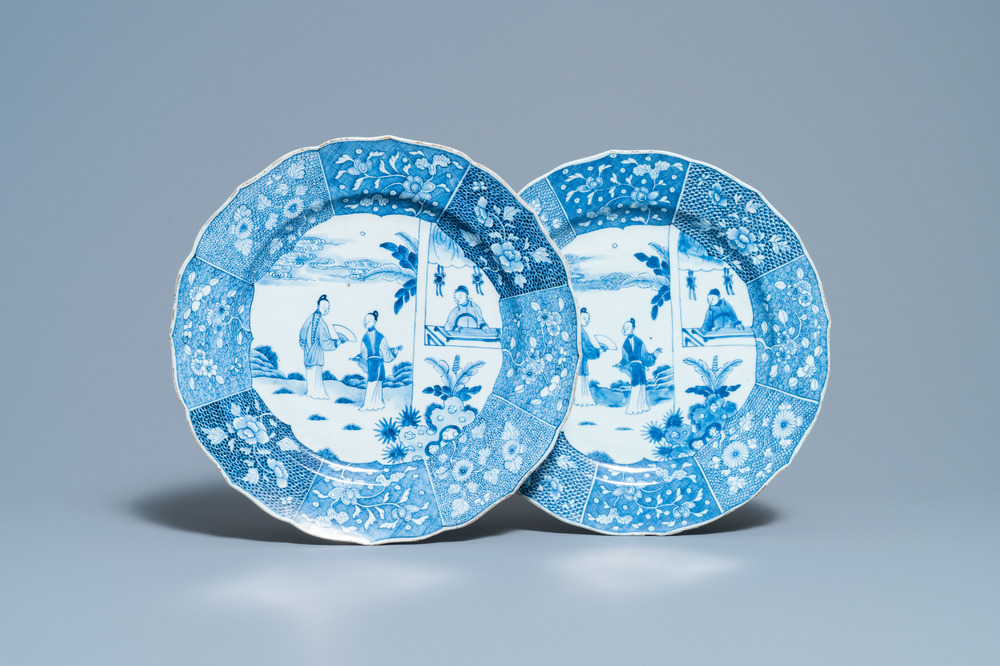 Een paar Chinese blauw-witte 'Xi Xiang Ji' schotels, Qianlong