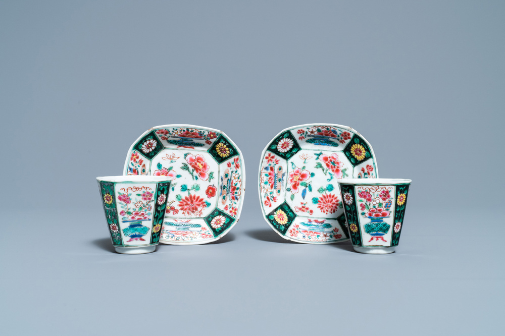 Une paire de tasses et soucoupes de forme octagonale en porcelaine de Chine famille rose, Qianlong