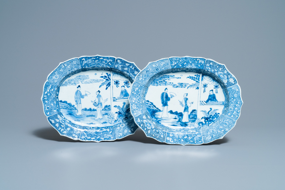 Une paire de plats de forme ovale en porcelaine de Chine en bleu et blanc &agrave; d&eacute;cor d'une sc&egrave;ne du 'Xi Xiang Ji', Qianlong