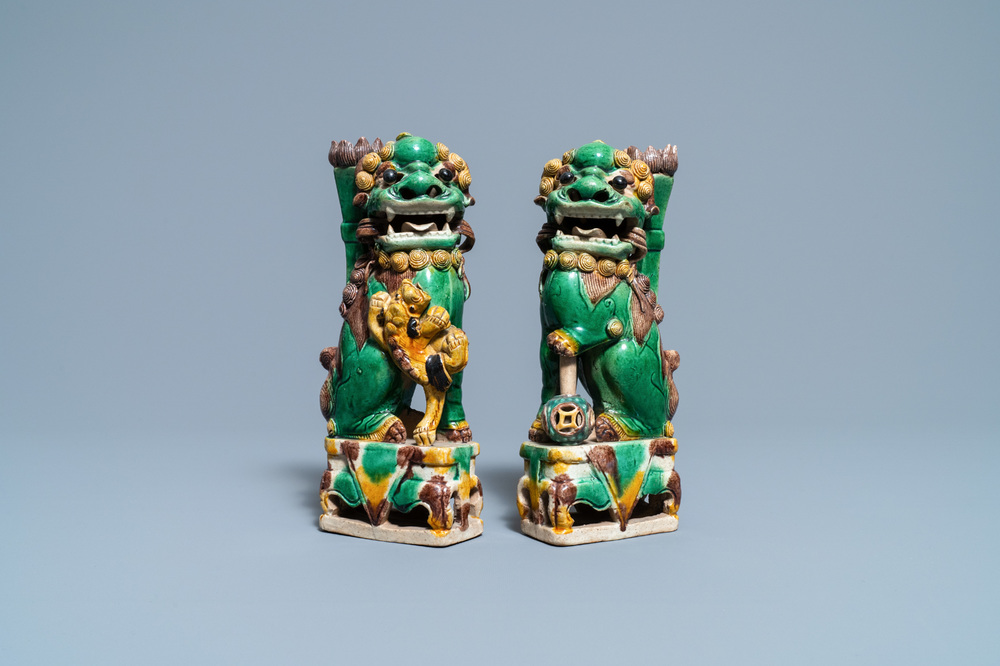 Une paire de porte-encens en forme de lions bouddhistes en biscuit &eacute;maill&eacute; sancai, Kangxi