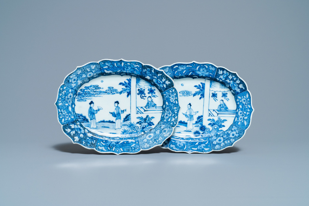 Une paire de plats de forme ovale en porcelaine de Chine en bleu et blanc &agrave; d&eacute;cor d'une sc&egrave;ne du 'Xi Xiang Ji', Qianlong