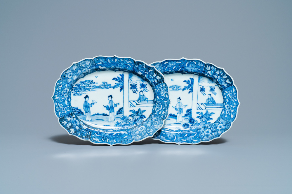 Een paar Chinese blauw-witte 'Xi Xiang Ji' ovale schotels, Qianlong