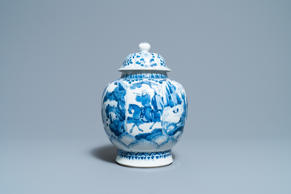 Un vase couvert en porcelaine de Chine en bleu et blanc &agrave; d&eacute;cor de cavaliers, Kangxi