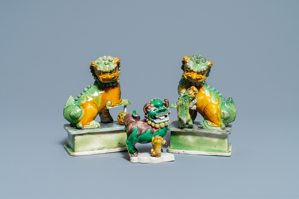 Trois mod&egrave;les de lions bouddhistes en biscuit &eacute;maill&eacute; sancai, Chine, Kangxi
