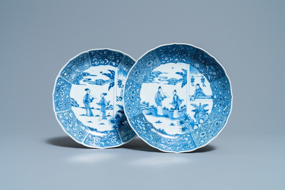 Une paire d'assiettes en porcelaine de Chine en bleu et blanc &agrave; d&eacute;cor d'une sc&egrave;ne du 'Xi Xiang Ji', Qianlong