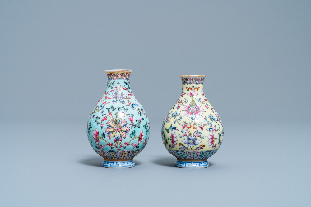 Deux vases miniatures en porcelaine de Chine famille rose, marque de Qianlong, R&eacute;publique