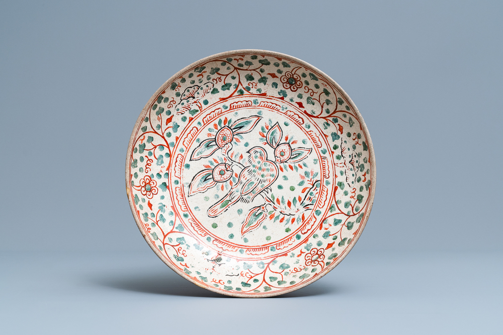 Een Vietnamese of Annamese polychrome schotel met een vogel, 15/16e eeuw