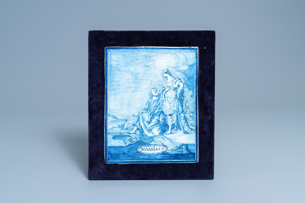 Een rechthoekige blauw-witte Delftse plaquette met Jezus en de Samaritaanse vrouw, gedateerd 1767