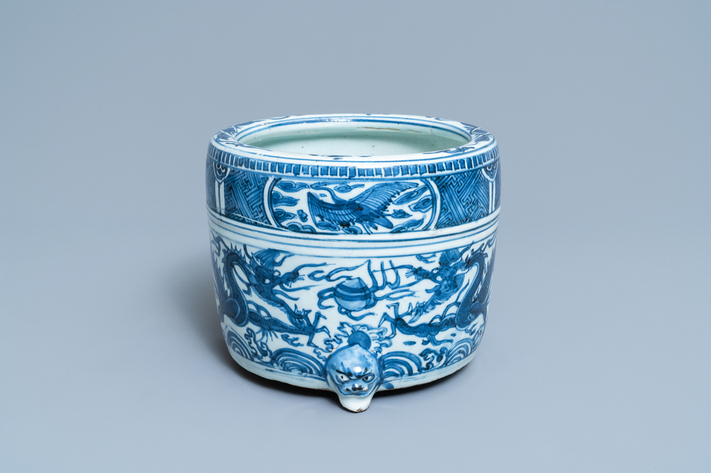 Een Chinese blauw-witte driepotige wierookbrander met draken, Ming