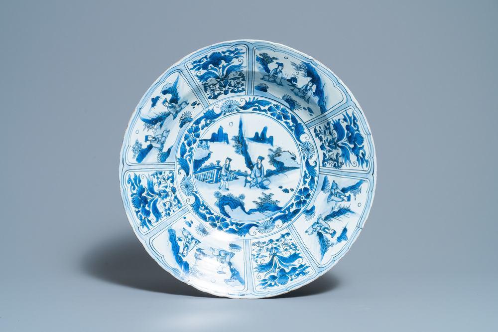 Un tr&egrave;s grand plat en porcelaine de Chine en bleu et blanc de type kraak &agrave; d&eacute;cor de Wang Xizhi, Wanli