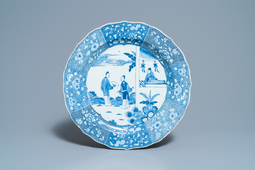 Un grand plat en porcelaine de Chine en bleu et blanc &agrave; d&eacute;cor d'une sc&egrave;ne du 'Xi Xiang Ji', Qianlong