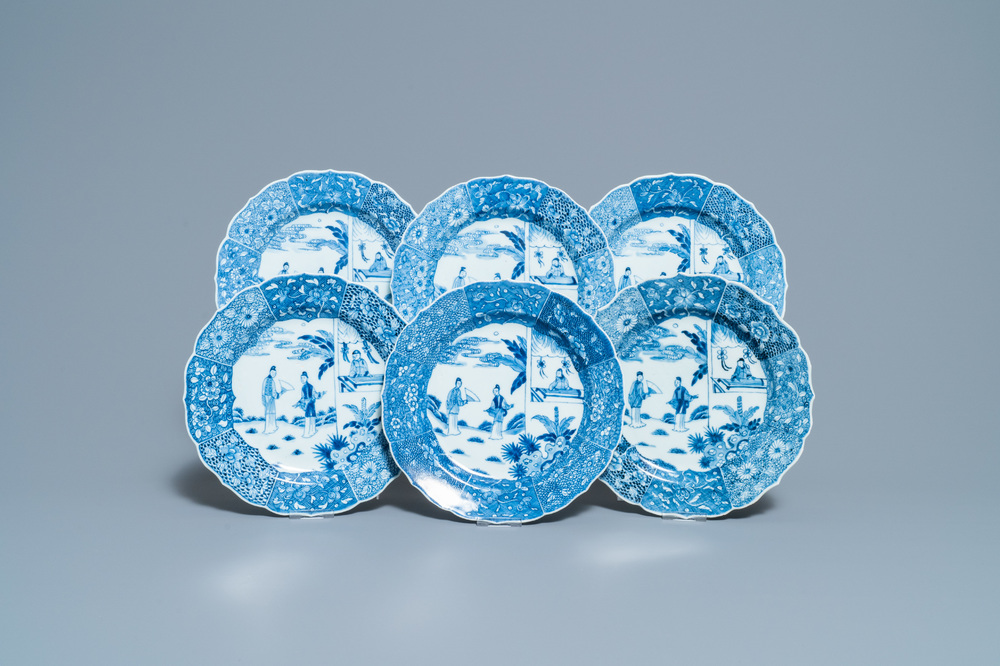 SIx assiettes en porcelaine de Chine en bleu et blanc &agrave; d&eacute;cor d'une sc&egrave;ne du 'Xi Xiang Ji', Qianlong