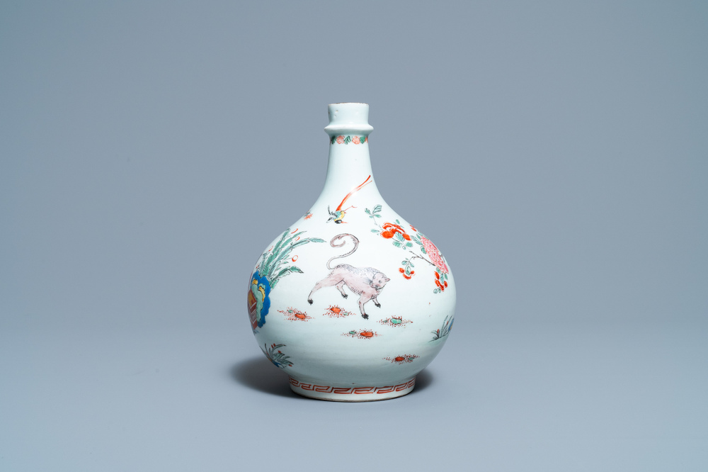 A Dutch-decorated Kakiemon-style Japanese Arita apothecary flask, Edo, 17/18th C.