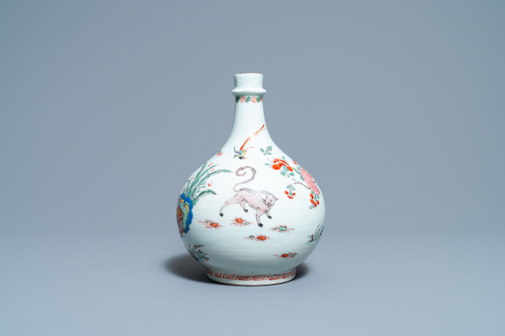 Een Japanse in Nederland beschilderde Kakiemon-stijl Arita apothekersfles, Edo, 17/18e eeuw