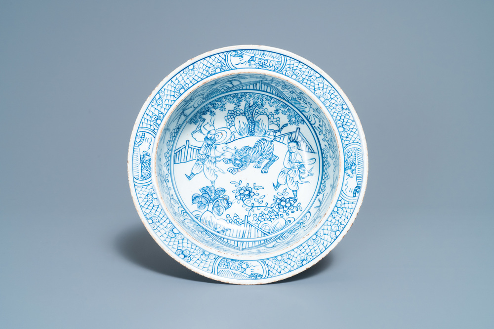 Un bassin en porcelaine de Chine en bleu et blanc &agrave; d&eacute;cor d'un tigre, Jiaqing