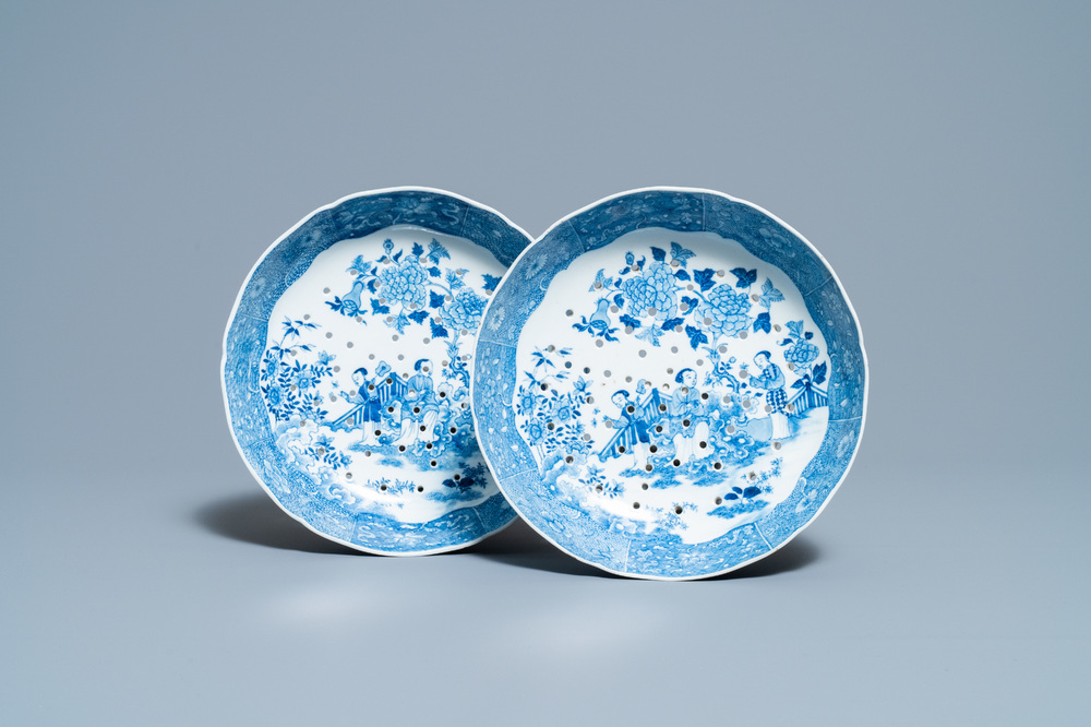 Une paire d'&eacute;gouttoirs en porcelaine de Chine en bleu et blanc, Qianlong