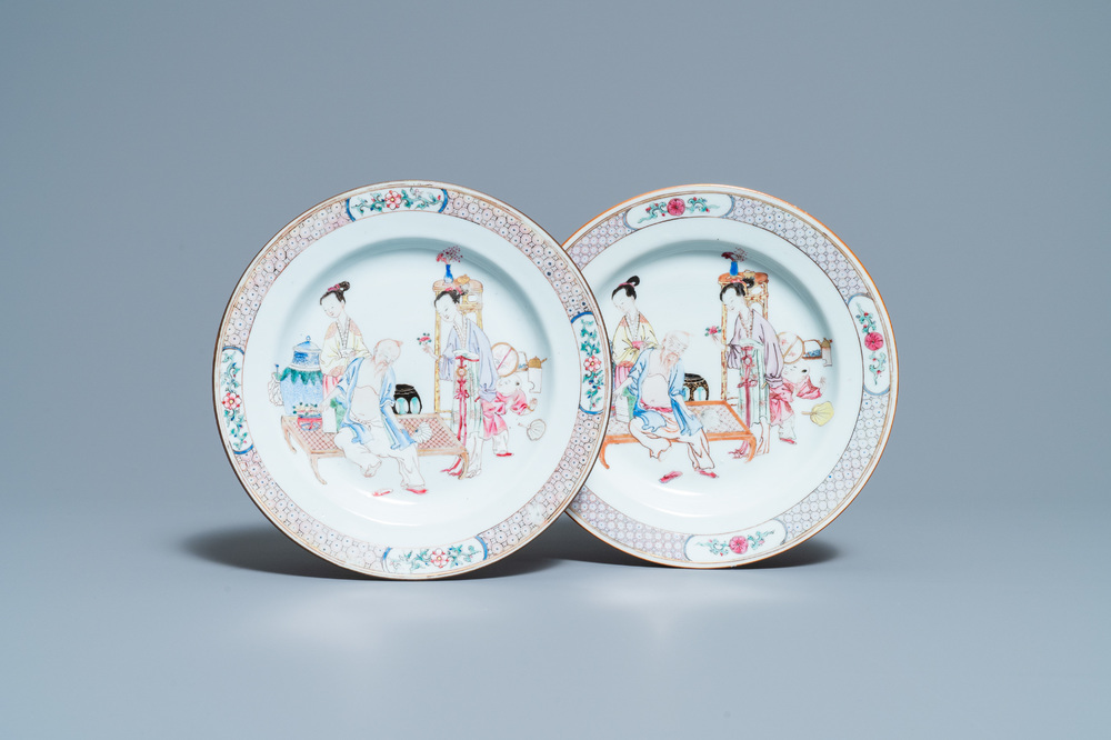 Une paire d'assiettes en porcelaine de Chine famille rose au dos rouge de rubis, Yongzheng