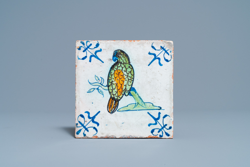 Un carreau en fa&iuml;ence polychrome de Delft &agrave; d&eacute;cor d'un perroquet, 17&egrave;me