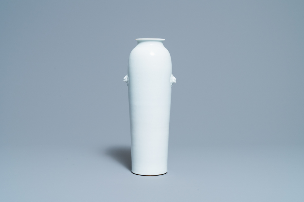 Un vase en porcelaine blanc de Chine de Dehua, Kangxi