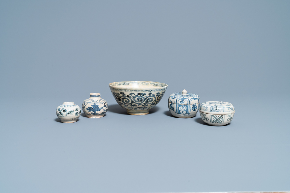 Vier blauw-witte Vietnamese of Annamese stukken en een Chinees zalfpotje, 15/16e eeuw